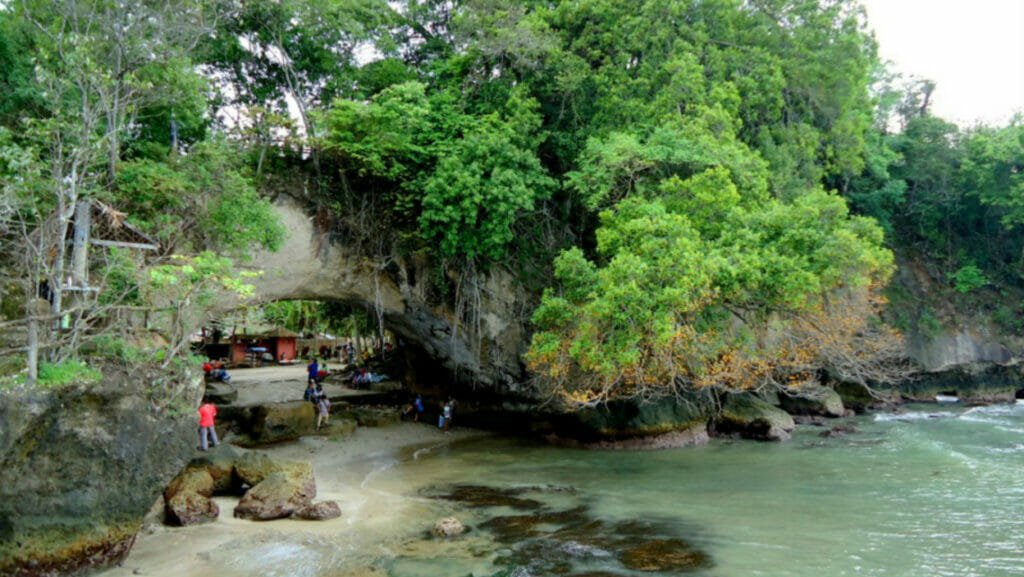 Pantai Karang Bolong