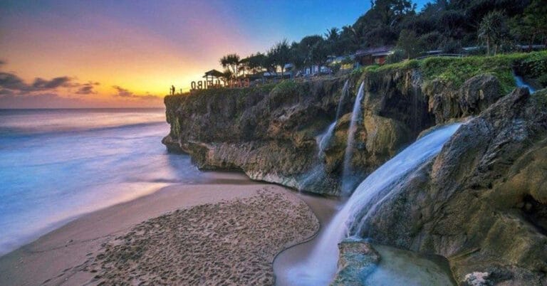 Banyu Tibo - pantai di Pacitan Jawa Timur